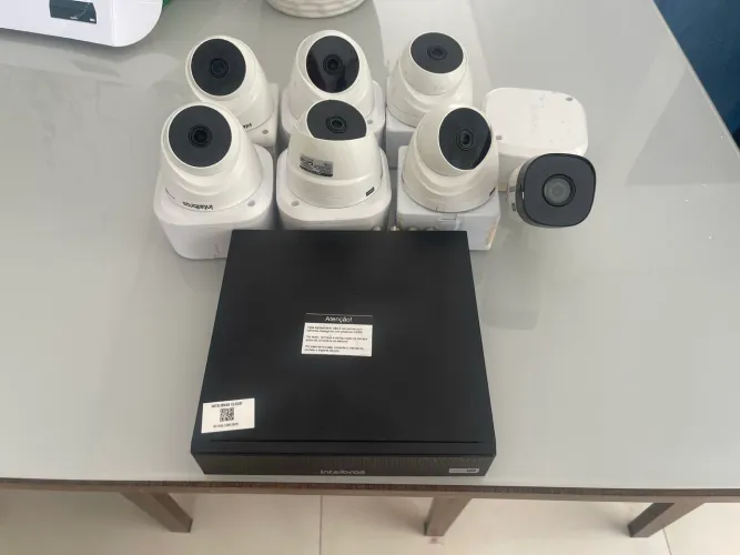 Vendo kit de segurança Intelbras, usado e em bom estado de conservação.