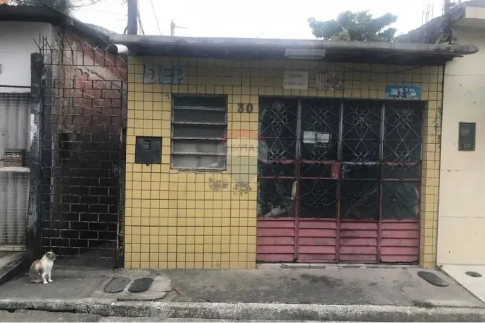 Casa com 02 quartos no barro duro