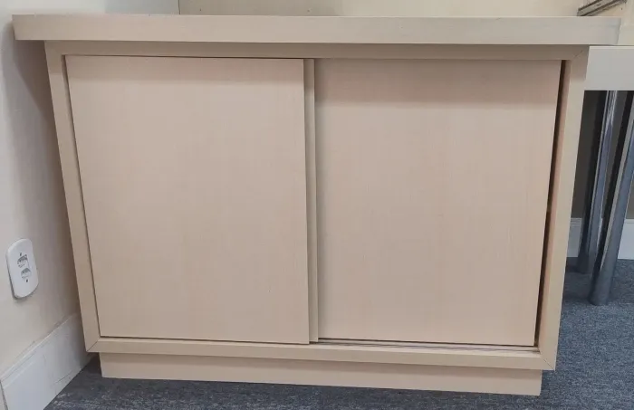 Armário com uma prateleira interior