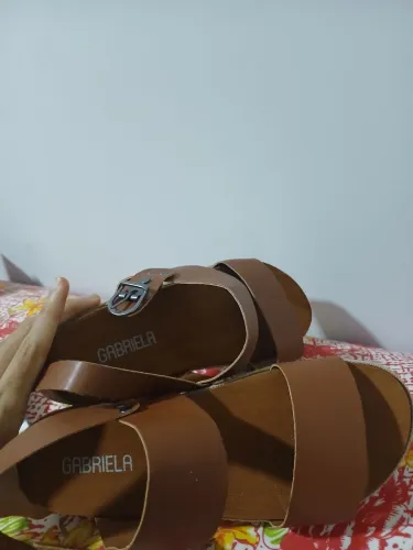 Sandalia marrom da marca gabriela