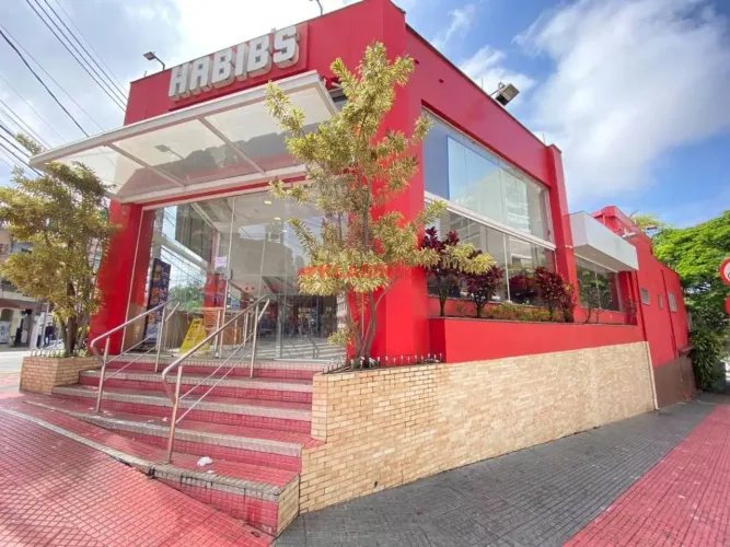 Loja/Ponto Comercial de Esquina com 514m² de Área Construída e 438m² de Terreno em Localiz