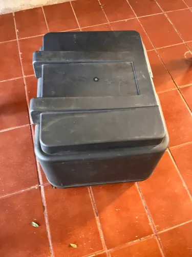 Baú de moto usado poucas vezes,vai igual tá na foto dispenso curiosos