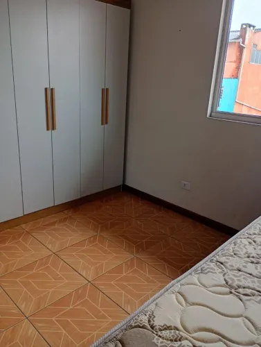 Alugo para moças quartos e suítes