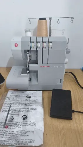 Máquina de costura overlock Singer Heavy Duty 14HD854 portátil - cinza
