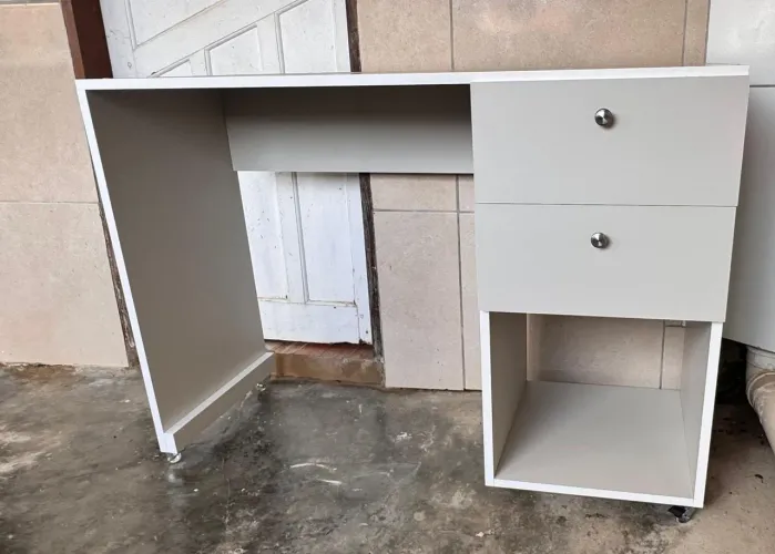 Escrivaninha para escritório,2 gavetas e rodinhas.