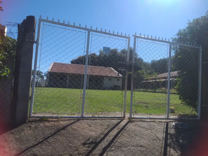 Casa em chácara no asfalto