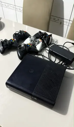 VENDO XBOX 360 SUPER SLIM + 4 CONTROLES + KINECT