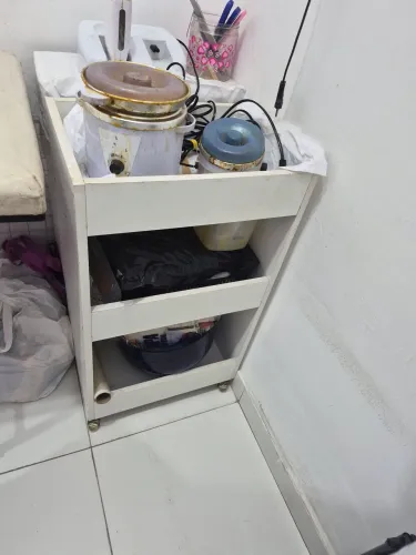 Maca usada, carrinho auxiliar e escadinha