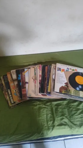 Lote com 41 discos vinil