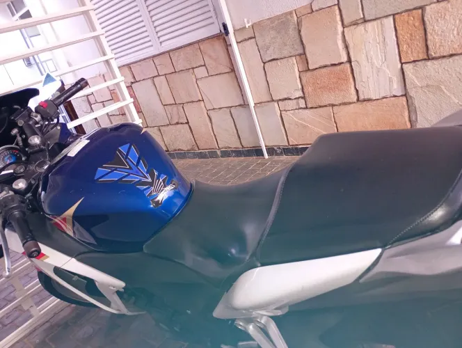 CBR 250 r, cor azul com branco,Moto muito conservada 