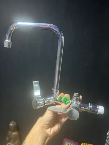 Torneira de parede com saída para filtro