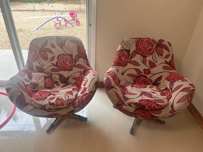 Par de Poltronas Giratórias Decorativas - Confortáveis e Firmes