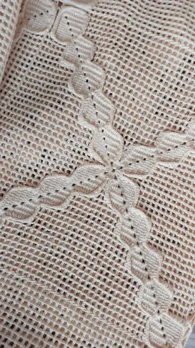 Colcha de crochê bege para cama de casal com babado - 2,20 x 1,75 m