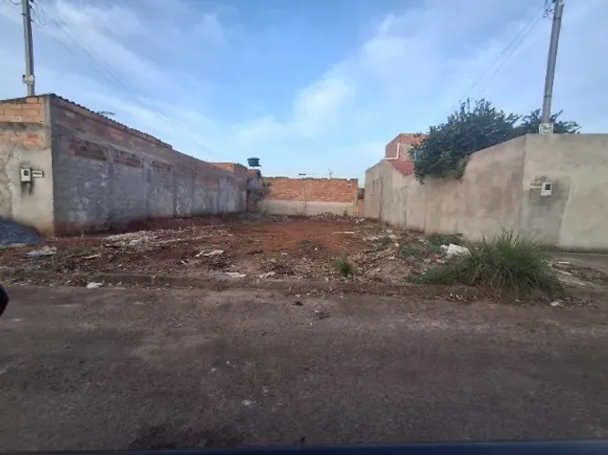 VENDO LOTE 225  QUITADO E MURADO  NO TRIUNFO 3 GOIÂNIRA 69,900MIL!!