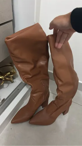 Bota de couro marrom