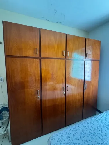 Guarda roupa de madeira de cerejeira