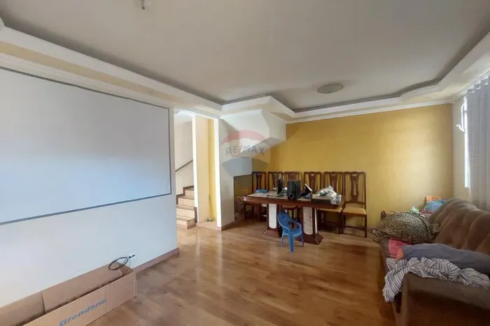 Casa geminada com 3 quartos e 1 vaga a venda no bairro Camargos, BH/MG.
