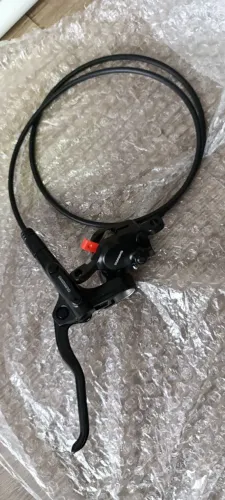 Freio hidráulico Shimano altus.