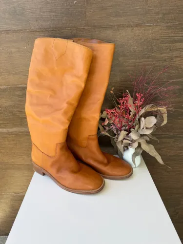 bota schutz cano alto caramelo 36