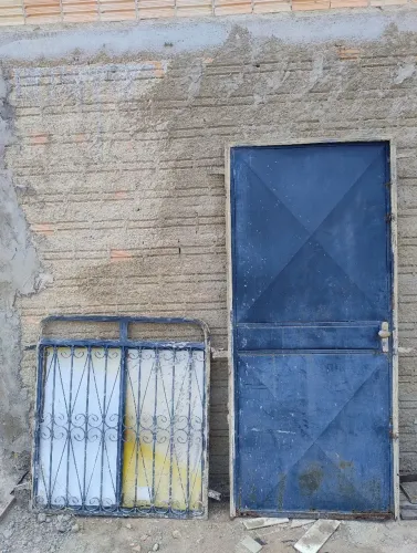 Porta de ferro e janela 