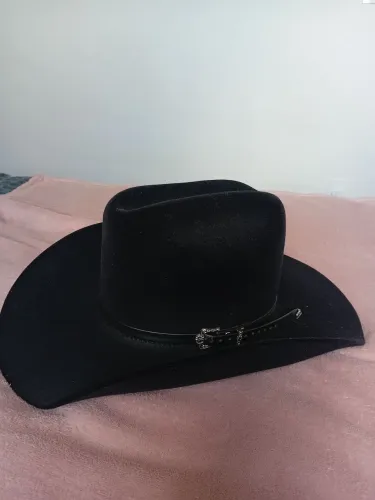 Vende-se Chapéu Preto