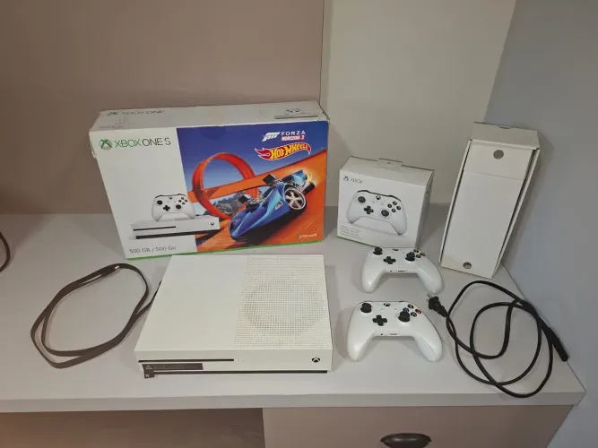 Xbox One S + 2 controles originais + caixa | Valor Negociável