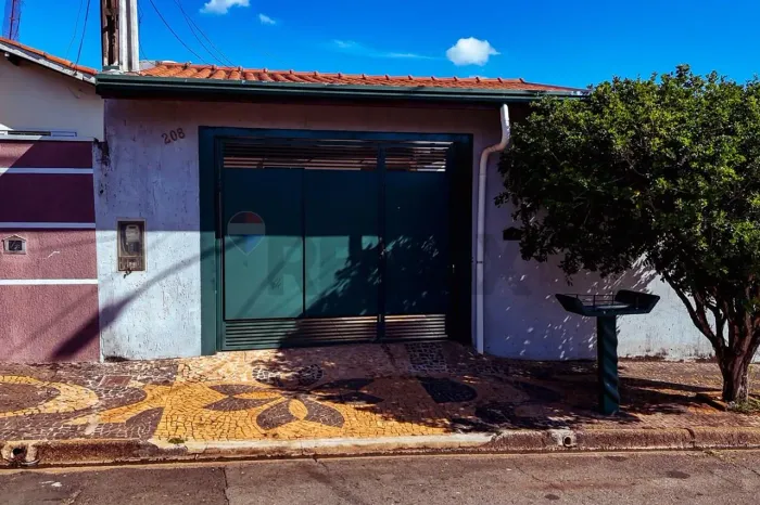 Casa a venda no bairro Heitor Villa Lobos, em Araras/SP com 3 quartos, 1 banheiro, 2 vagas