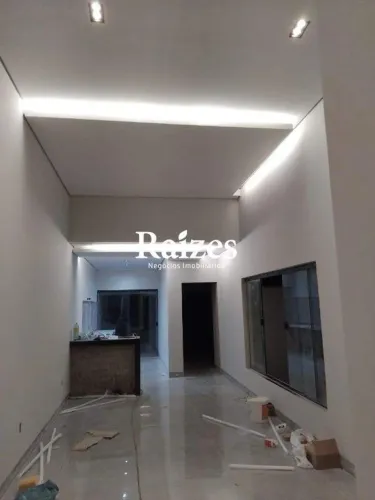 Casa à Venda no Sul de Uberlândia  2 Quartos, Varanda Gourmet, 2 Vagas