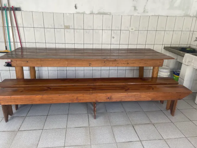 Mesa de madeira - 3 metros, acompanha bancos