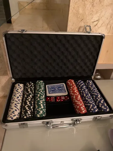 Maleta de Poker com 300 fichas e 5 dados 