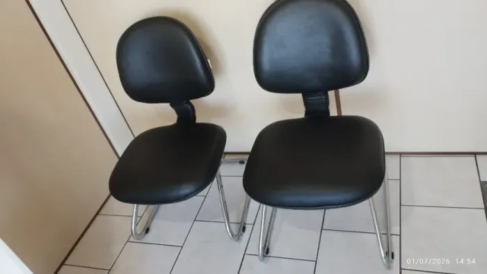 Par de Cadeiras de Escritório Pretas (Base Cromada Fixa) - Duas por R$ 120!