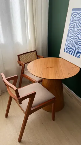 Vendo mesa com 2 cadeiras