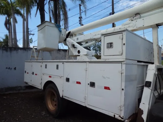 Cesto aereo duplo isolado, , capacidade Marca Altec modelo AO300 ano 2008