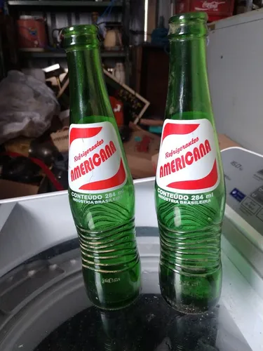 Duas garrafas antigas refrigerante 