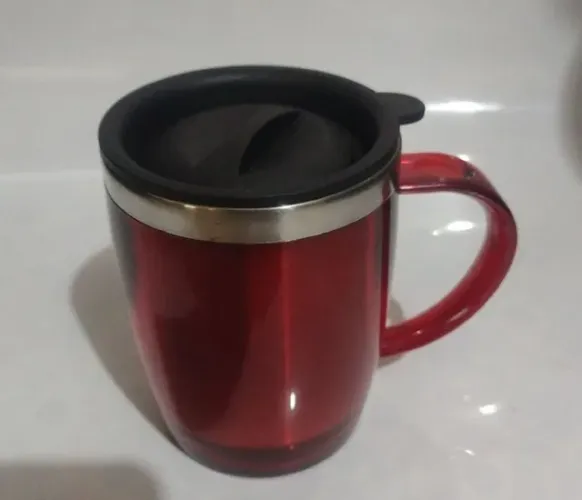 Caneca de acrílico com revestimento em inox