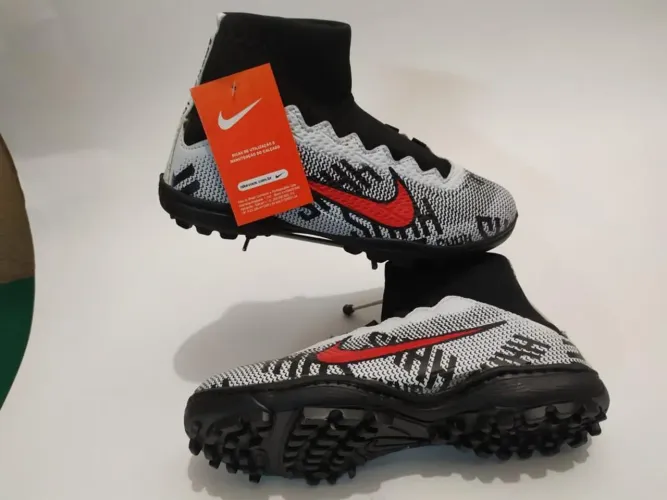 Chuteira society cano alto 