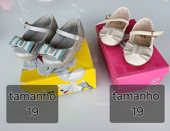 Dois pares de sapatilhas infantis tamanho 19