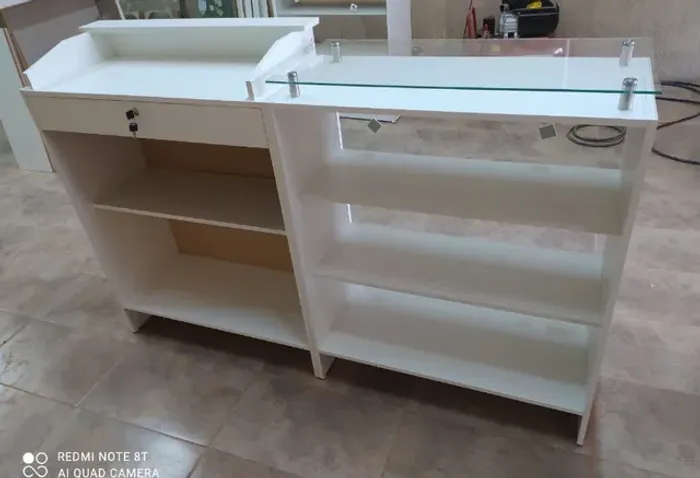 BALCÃO CAIXA + VITRINE COM TAMPO DE VIDRO