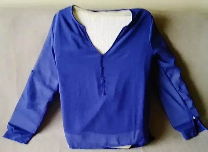Blusa feminina de seda, semi nova, cor azul, transparente. Sem marca.