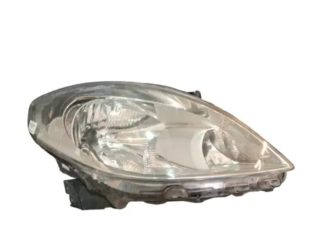Farol direito Nissan Versa 2012