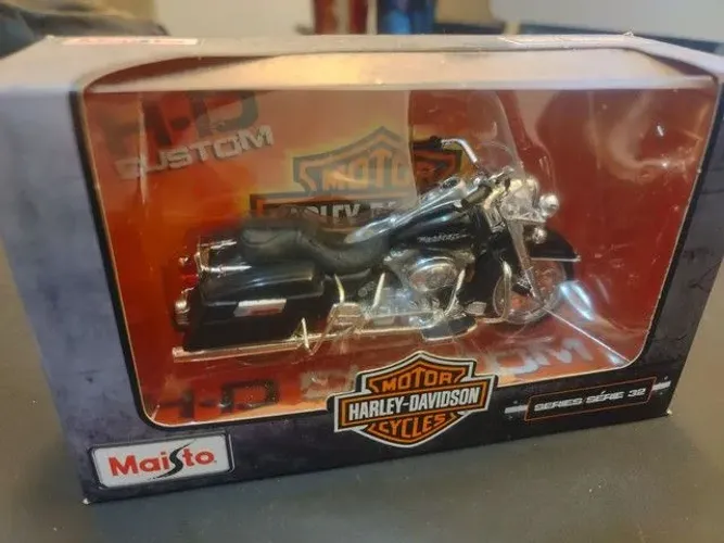 De$170 por$150 Miniatura Harley Davidson road king