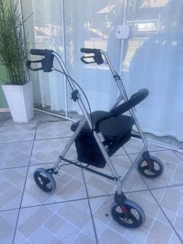 Andador com assento e freio (novo)