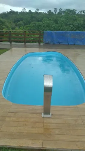 Ana: Piscina de 5,8 com escadas Apenas o casco
