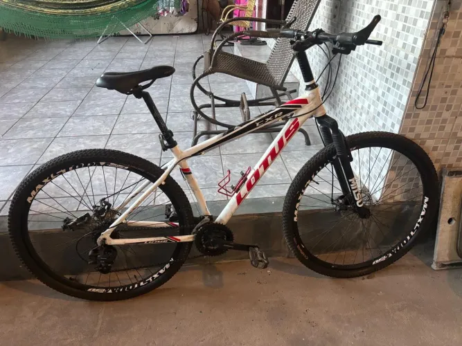 Bicicleta com cadeira infantil e suporte de parede