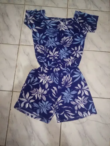 Macacão curto floral azul e branco
