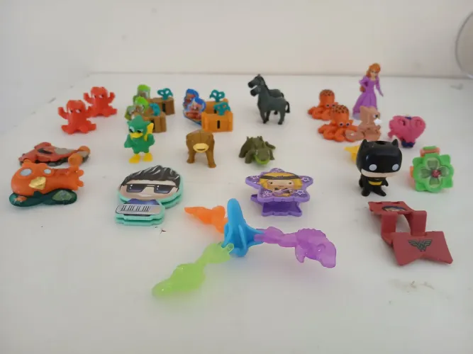 Brinquedos Kinder Ovo     R$ 10,00 cada