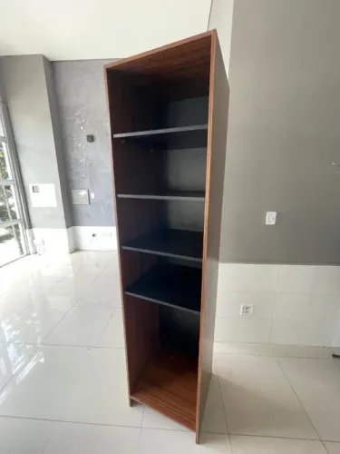 Estante em MDF com prateleiras
