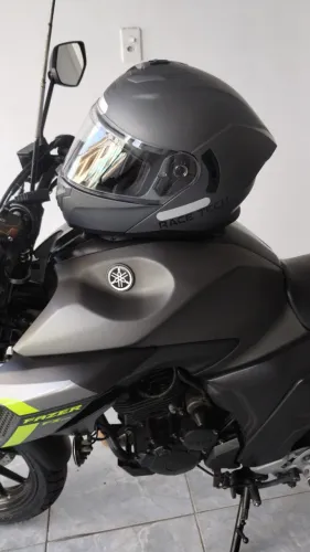 Fazer 250 - com  capacete novo Robocop 