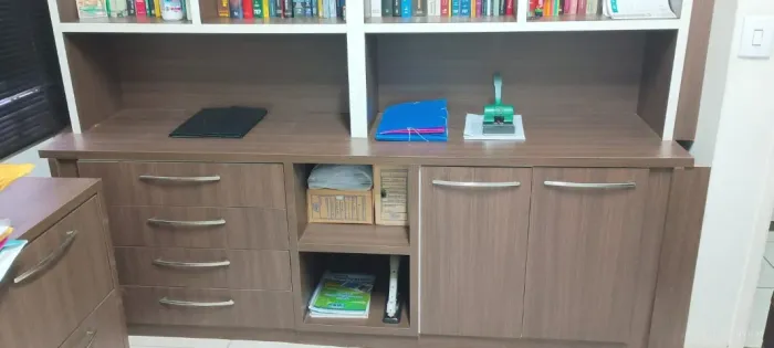 Estante de madeira com balcão