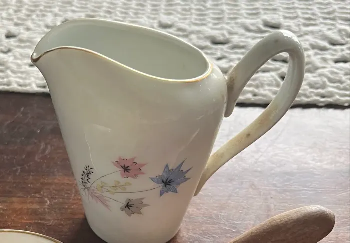 Mini leiteira de porcelana